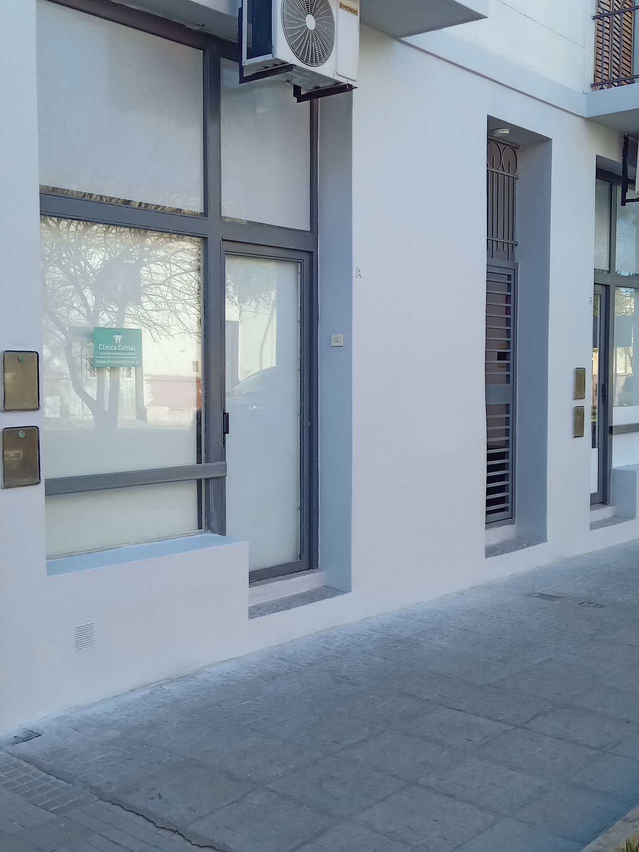 Fachada y acceso a la clínica en Paraná